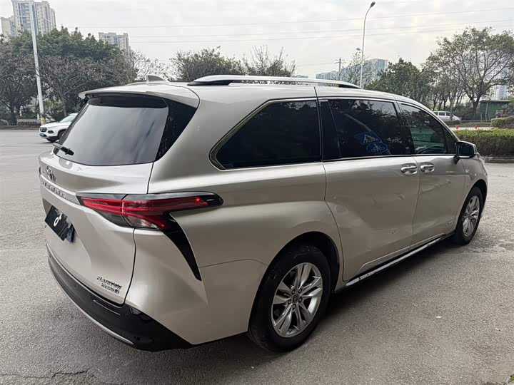 Фото 9 - Toyota Sienna