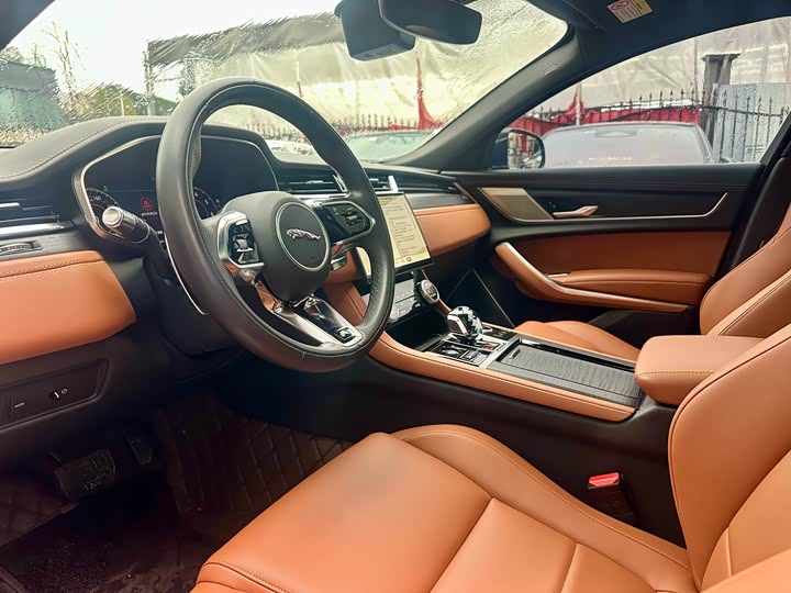 Фото 8 - Jaguar XF L