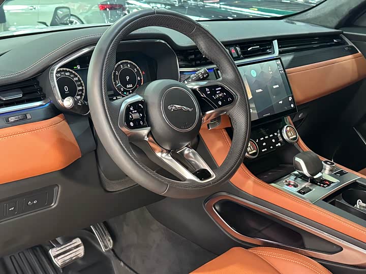 Фото 6 - Jaguar F-Pace