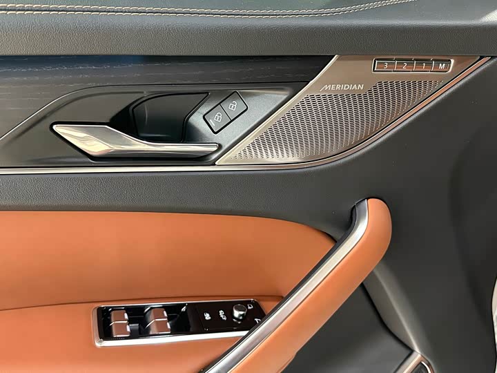 Фото 7 - Jaguar F-Pace