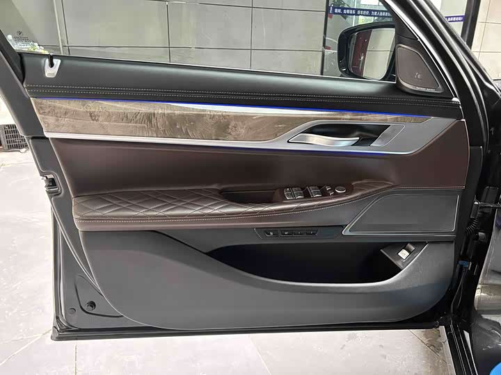 Фото 4 - BMW 7 Series