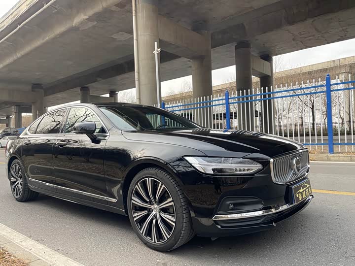 Фото 1 - Volvo S90