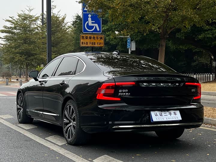 Фото 9 - Volvo S90