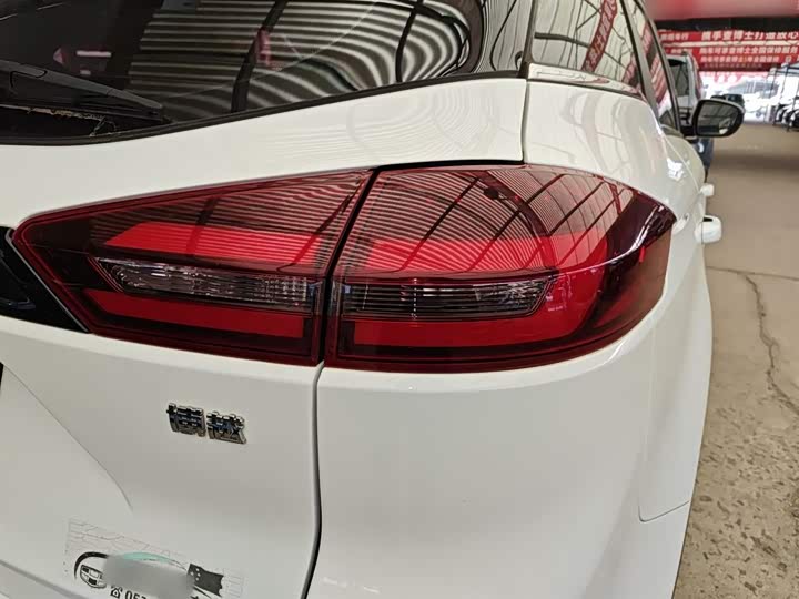 Фото 8 - Geely Atlas