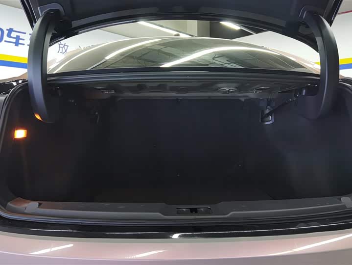 Фото 4 - Hongqi E-QM5