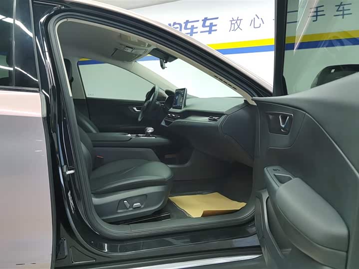 Фото 8 - Hongqi E-QM5