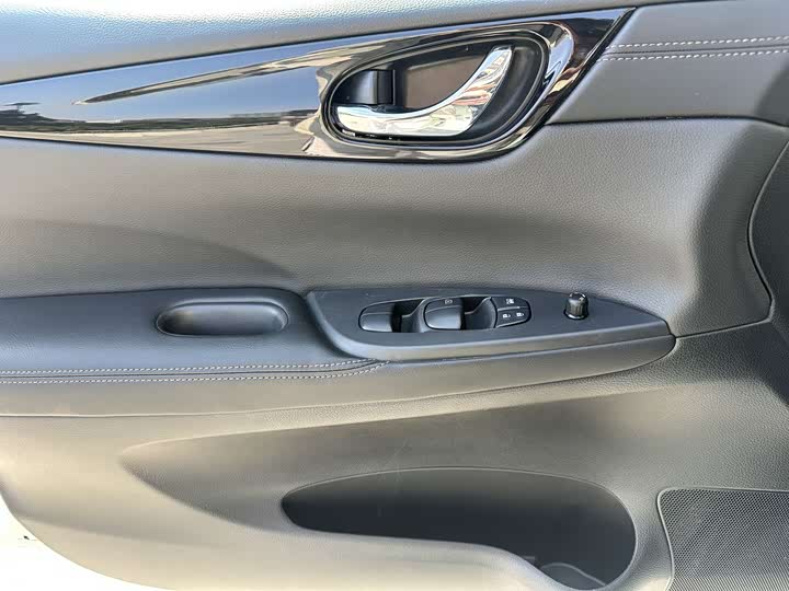 Фото 9 - Nissan Tiida