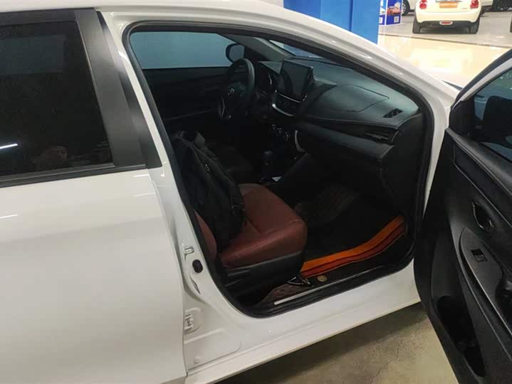 Фото 8 - Toyota Yaris L