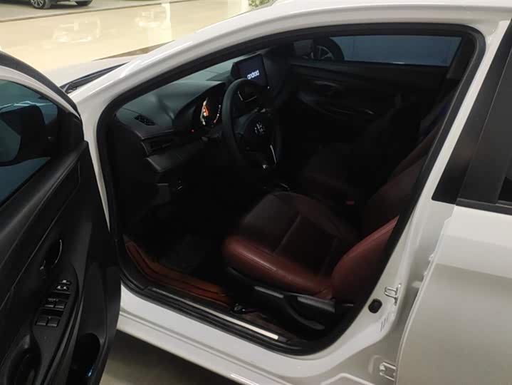 Фото 9 - Toyota Yaris L