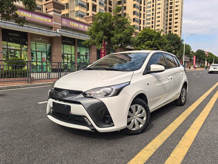 Фото 1 - Toyota Yaris L Hatchback