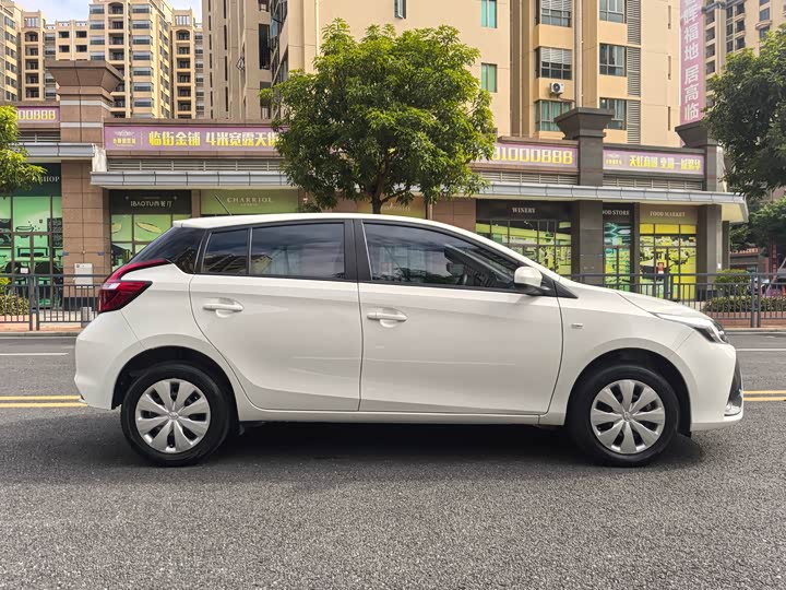 Фото 4 - Toyota Yaris L Hatchback