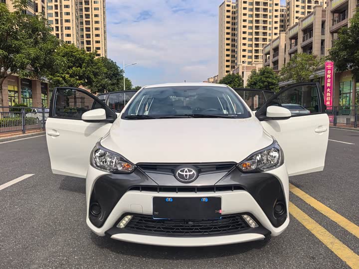 Фото 6 - Toyota Yaris L Hatchback