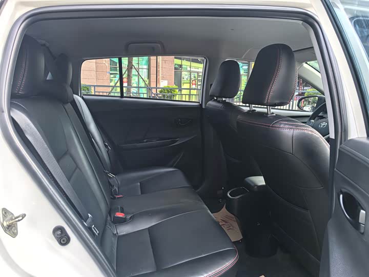 Фото 8 - Toyota Yaris L Hatchback