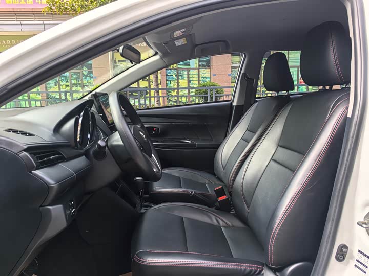 Фото 9 - Toyota Yaris L Hatchback