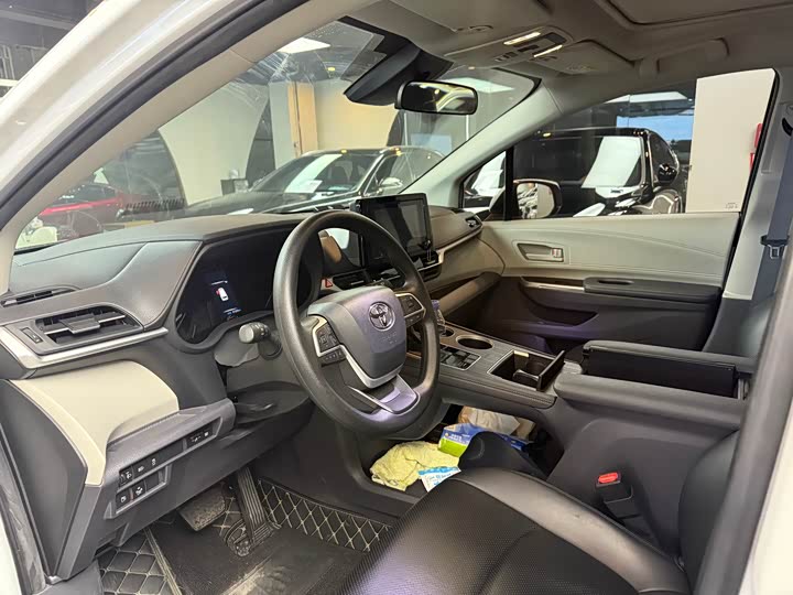 Фото 4 - Toyota Sienna