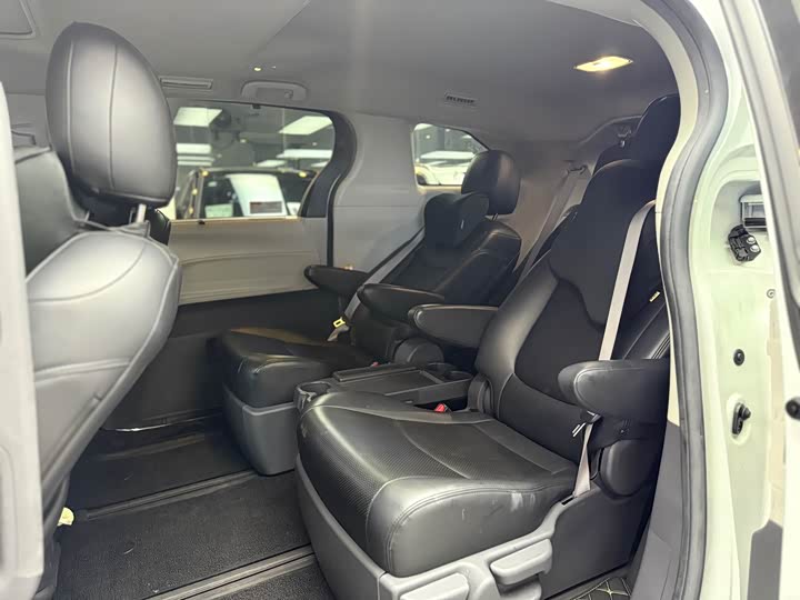 Фото 9 - Toyota Sienna