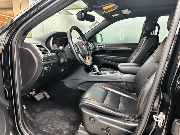 Фото 8 - Jeep Grand Cherokee