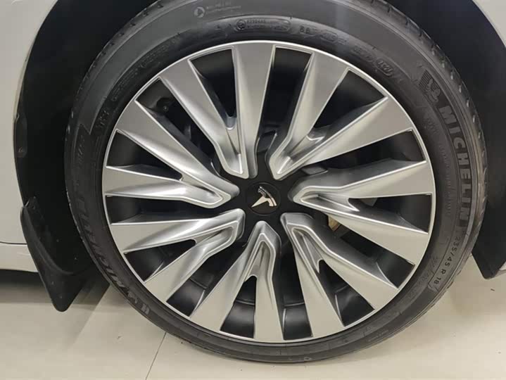 Фото 6 - Tesla Model 3