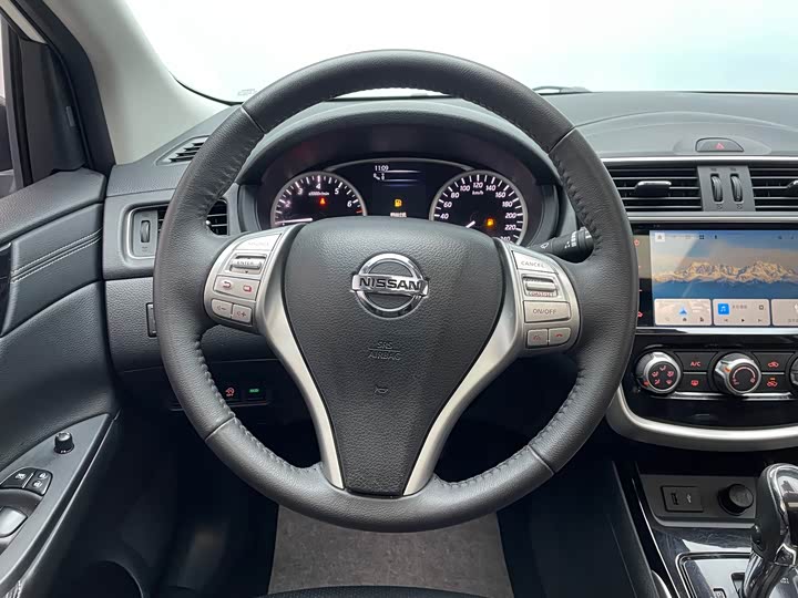 Фото 9 - Nissan Tiida