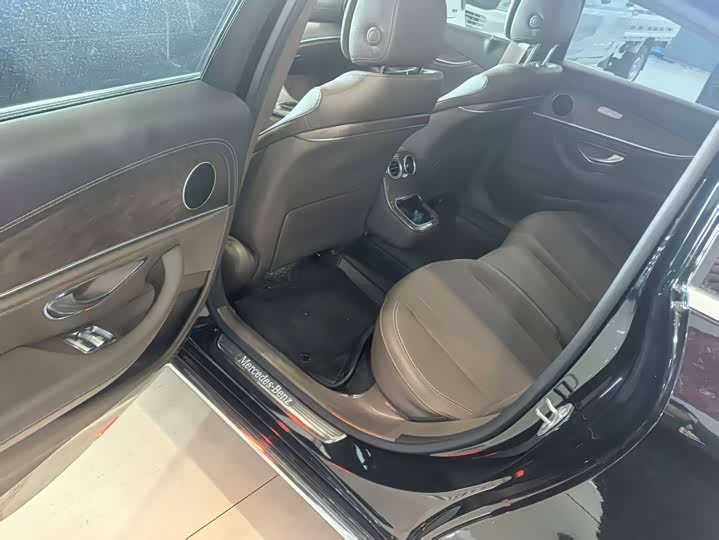 Фото 5 - Mercedes-Benz E-Class