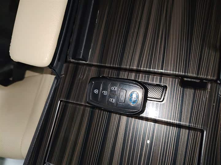 Фото 9 - Toyota Granvia