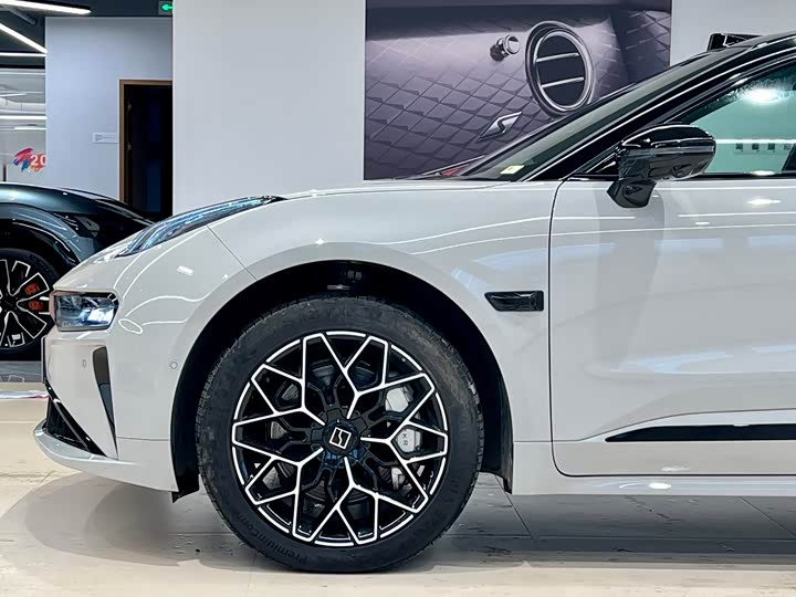 Фото 3 - Zeekr 001