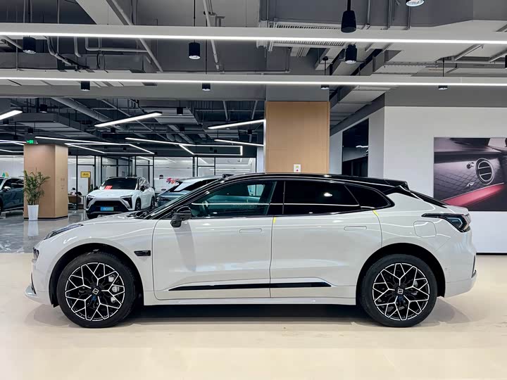 Фото 4 - Zeekr 001