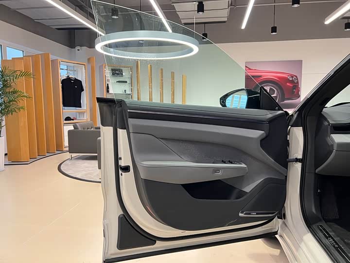 Фото 7 - Zeekr 001