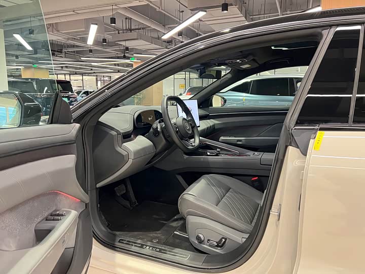 Фото 8 - Zeekr 001