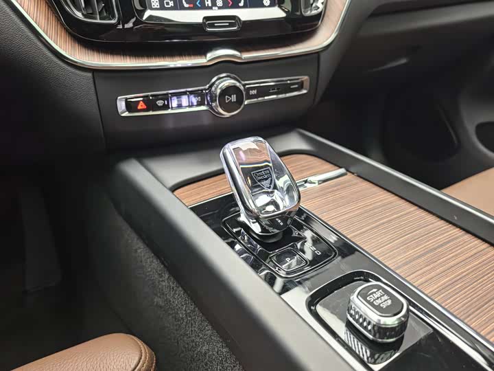 Фото 4 - Volvo XC60