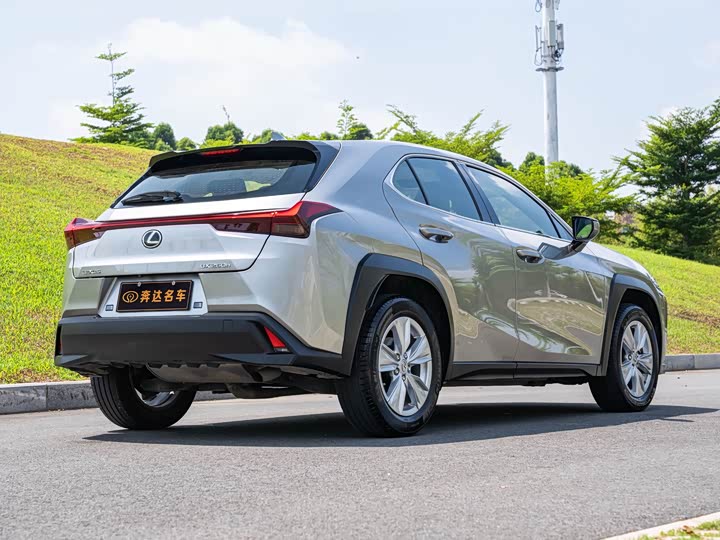 Фото 3 - Lexus UX