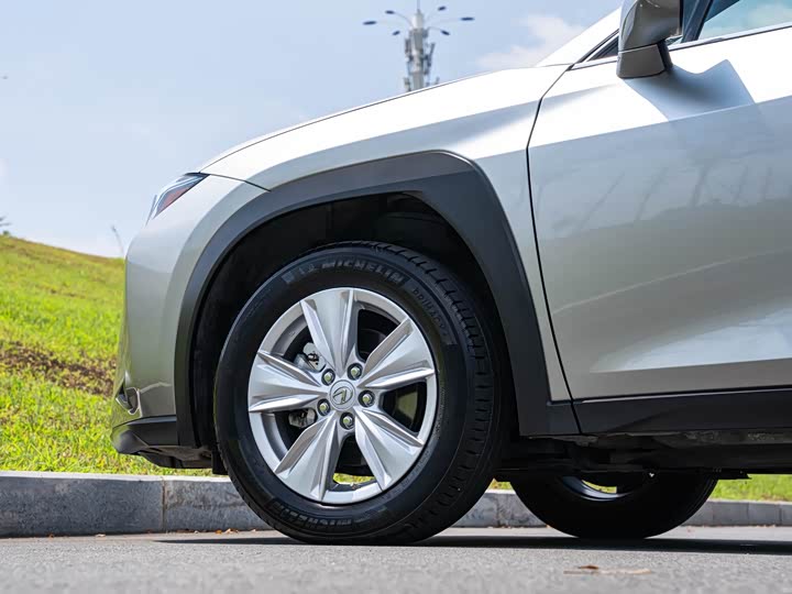 Фото 8 - Lexus UX