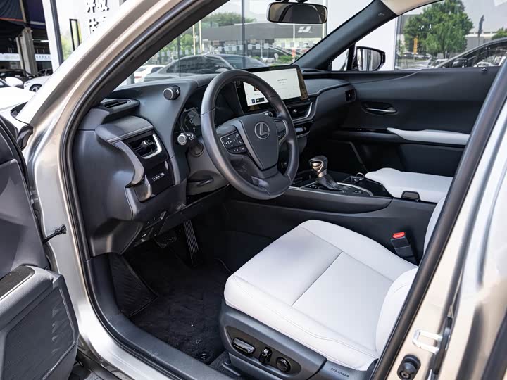 Фото 9 - Lexus UX