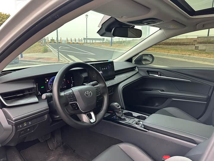 Фото 8 - Toyota Camry