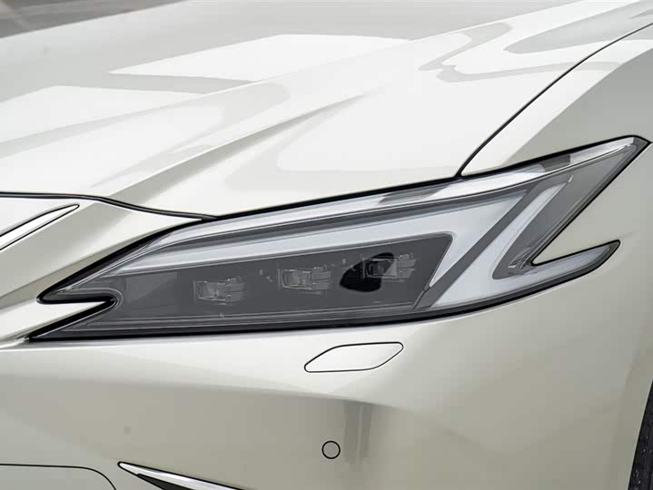 Фото 8 - Lexus ES