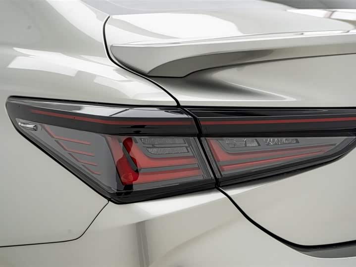 Фото 9 - Lexus ES