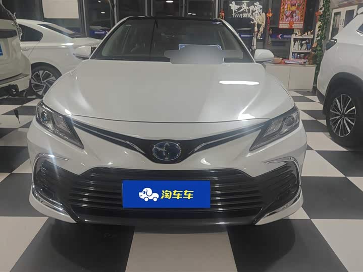 Фото 2 - Toyota Camry
