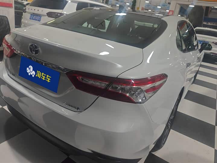 Фото 3 - Toyota Camry