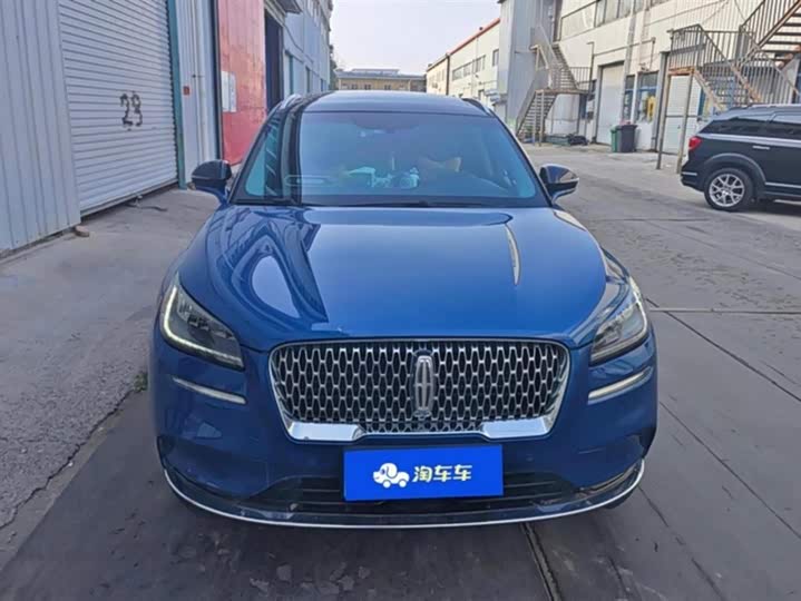 Фото 2 - Lincoln Corsair