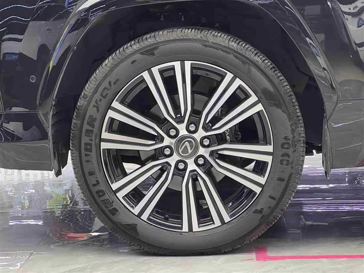 Фото 4 - Lexus LX