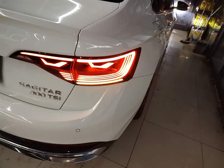 Фото 8 - Volkswagen Sagitar L