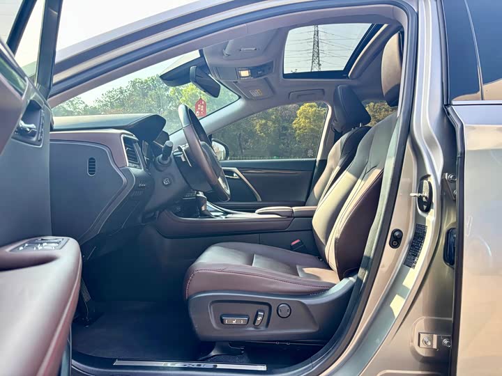 Фото 9 - Lexus RX