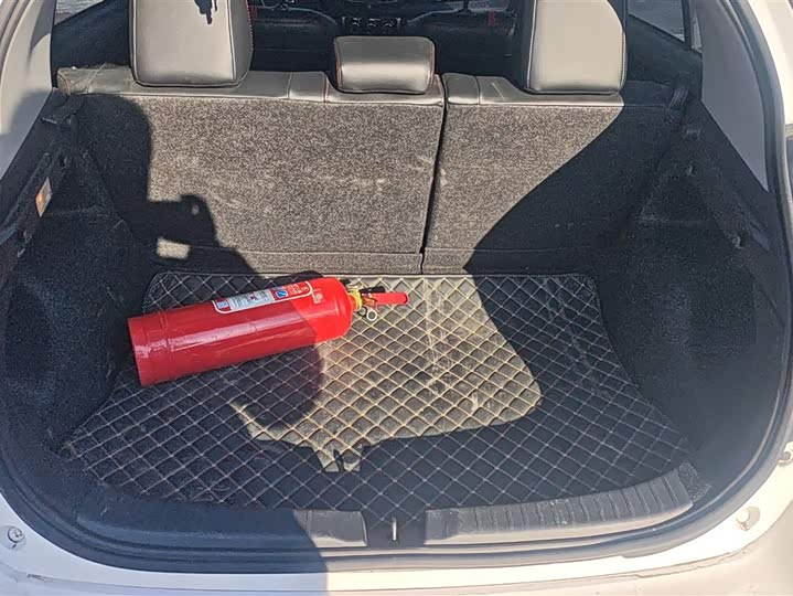 Фото 3 - Toyota Yaris L Hatchback