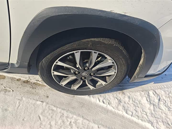 Фото 5 - Toyota Yaris L Hatchback