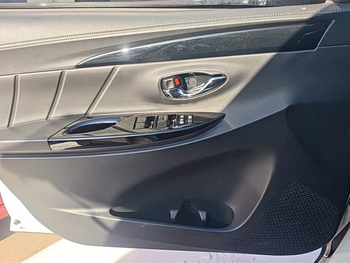 Фото 6 - Toyota Yaris L Hatchback