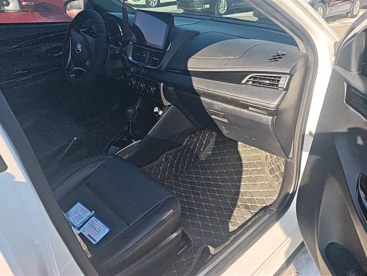 Фото 7 - Toyota Yaris L Hatchback