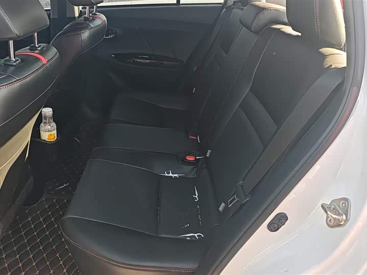 Фото 8 - Toyota Yaris L Hatchback