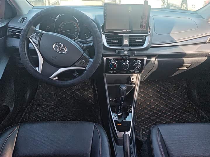 Фото 9 - Toyota Yaris L Hatchback