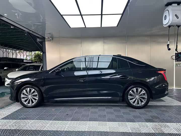 Фото 6 - Hongqi E-QM5