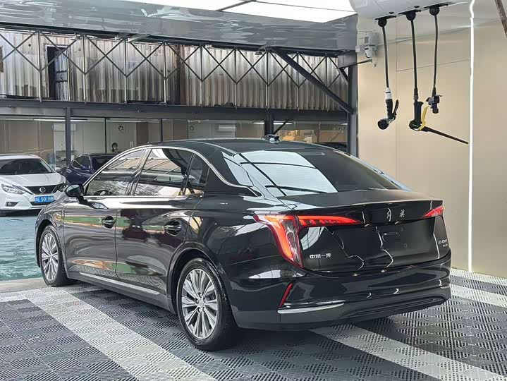 Фото 7 - Hongqi E-QM5